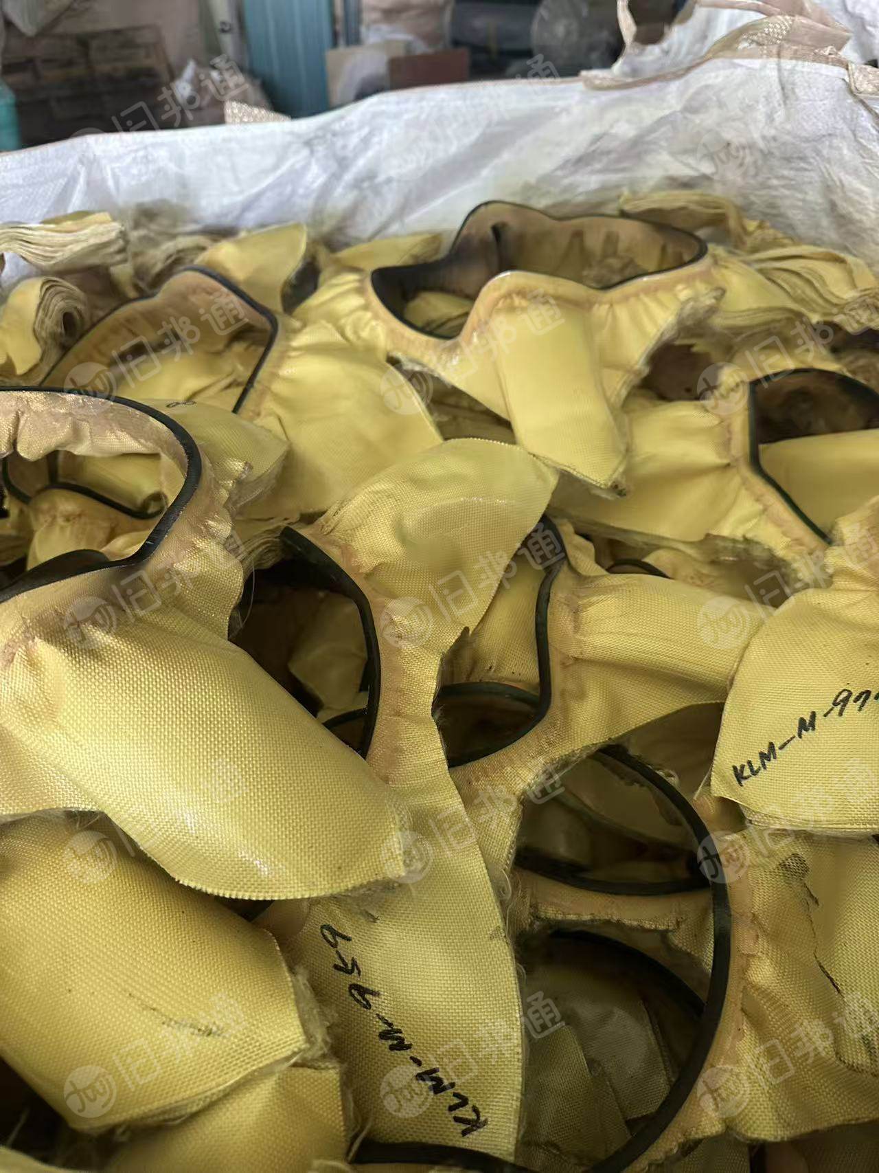 长期出售防弹头盔下来的芳纶边角料芳纶1414，带一层胶，每个月有10几吨货