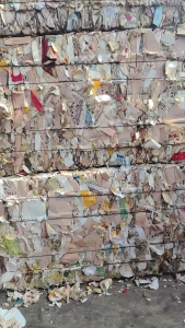 出售机场下来的快餐纸盒，一面带膜，有点潮