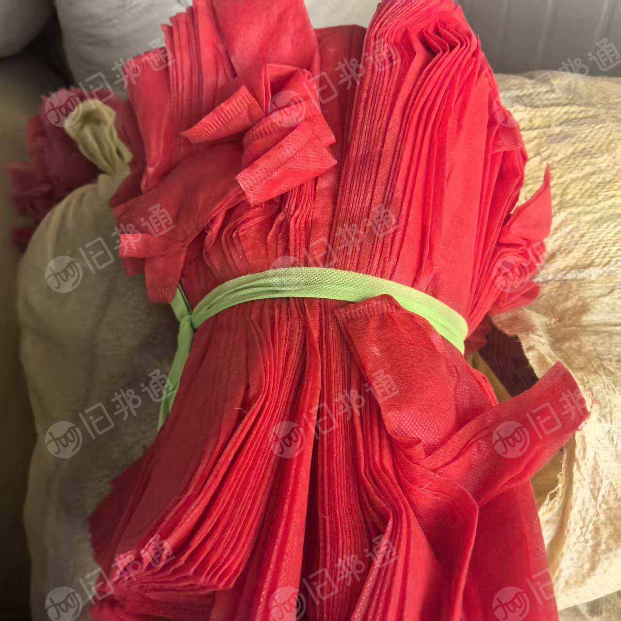 长期出售做手提袋下来的红色无纺布边角料，无纺布废料，现货十多吨