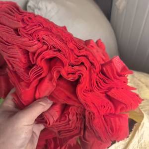 长期出售做手提袋下来的红色无纺布边角料，无纺布废料，现货十多吨