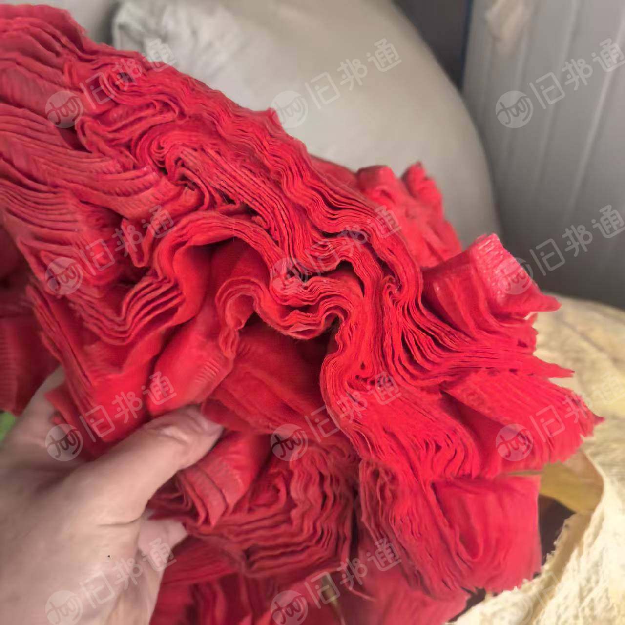 长期出售做手提袋下来的红色无纺布边角料，无纺布废料，现货十多吨