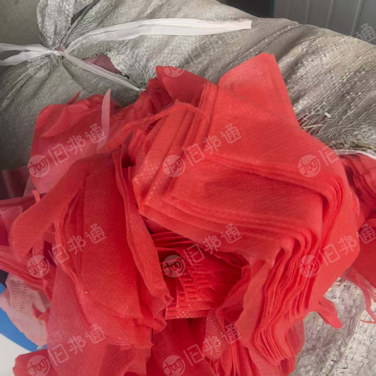 长期出售做手提袋下来的红色无纺布边角料，无纺布废料，现货十多吨