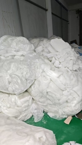 出售绗棉边角料，丝棉下脚料，干净无胶棉边角料，这订单做完会有5吨货，厂在江苏淮安