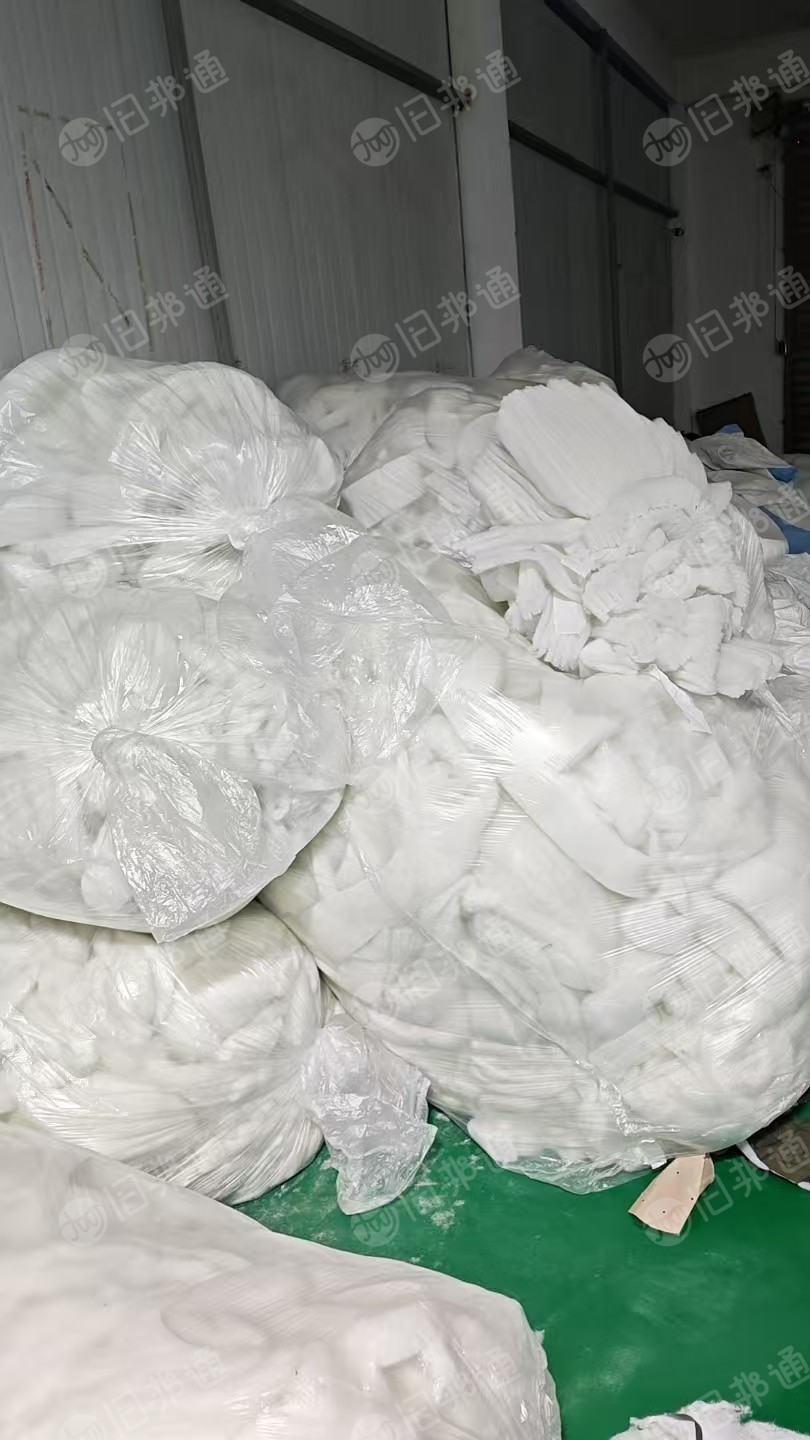 出售绗棉边角料，丝棉下脚料，干净无胶棉边角料，这订单做完会有5吨货，厂在江苏淮安