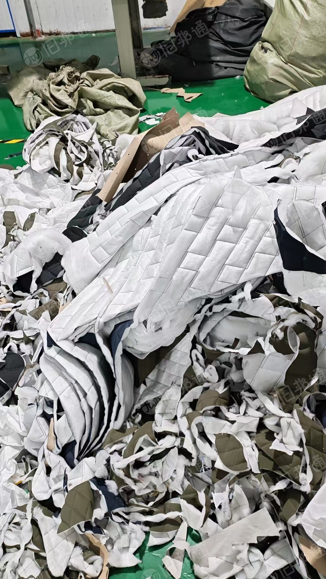 出售绗棉边角料，丝棉下脚料，干净无胶棉边角料，这订单做完会有5吨货，厂在江苏淮安