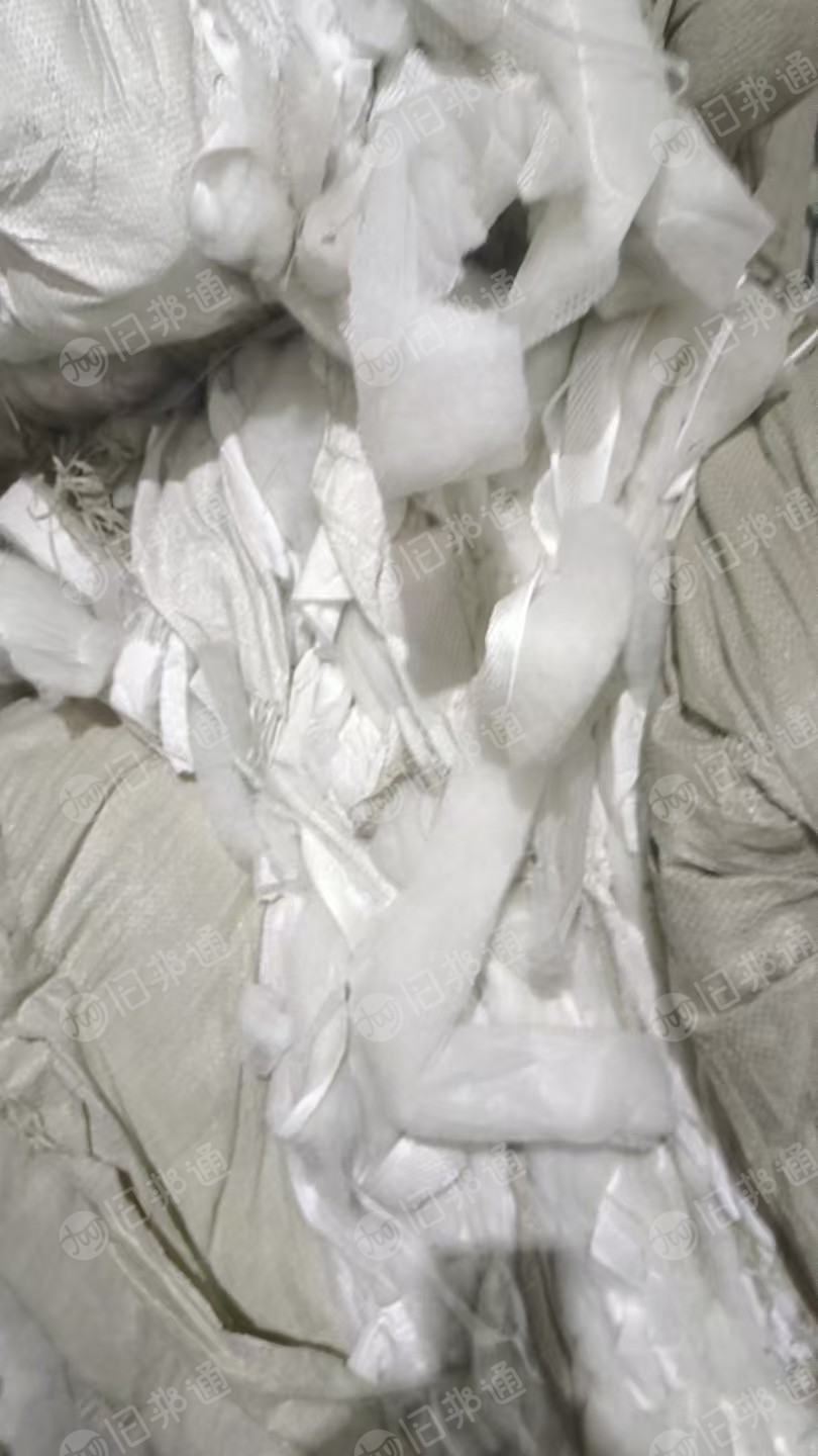 长期出售丝棉下脚料，绗棉下脚料，有分白色跟杂色，杂色现货有半挂，白色月供9.6米一车，货在江苏徐州