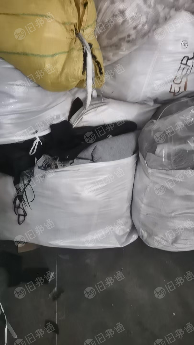 长期出售杂色涤纶废布造粒布，服装厂下来的，可以造粒，做泡料，现货50吨左右，货在江苏苏州