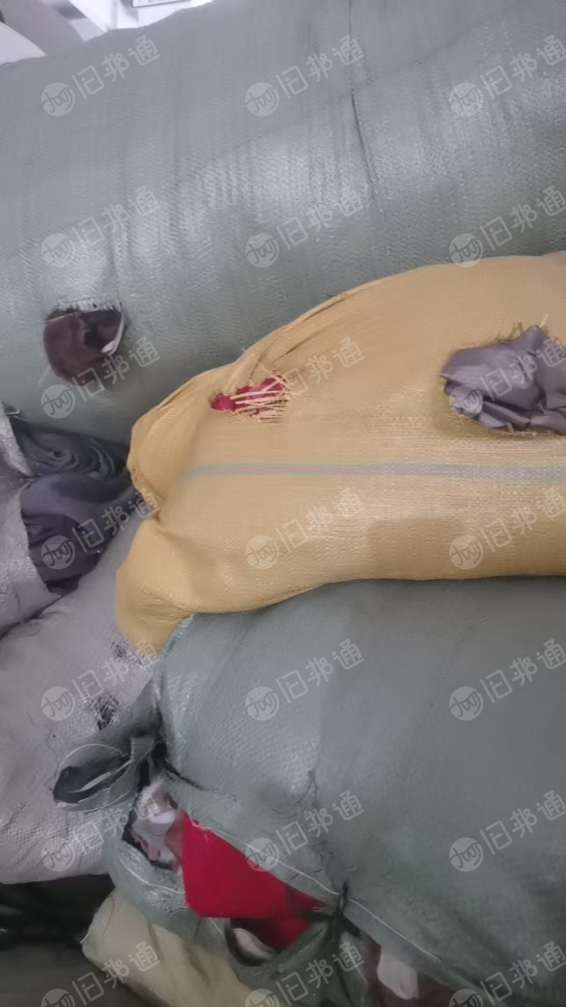 长期出售杂色涤纶废布造粒布，服装厂下来的，可以造粒，做泡料，现货50吨左右，货在江苏苏州