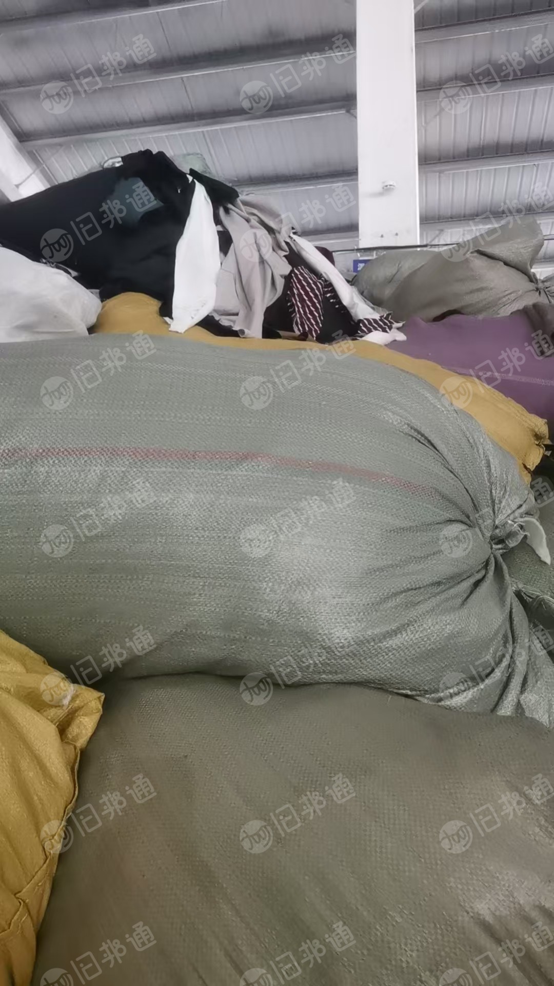 长期出售杂色涤纶废布造粒布，服装厂下来的，可以造粒，做泡料，现货50吨左右，货在江苏苏州