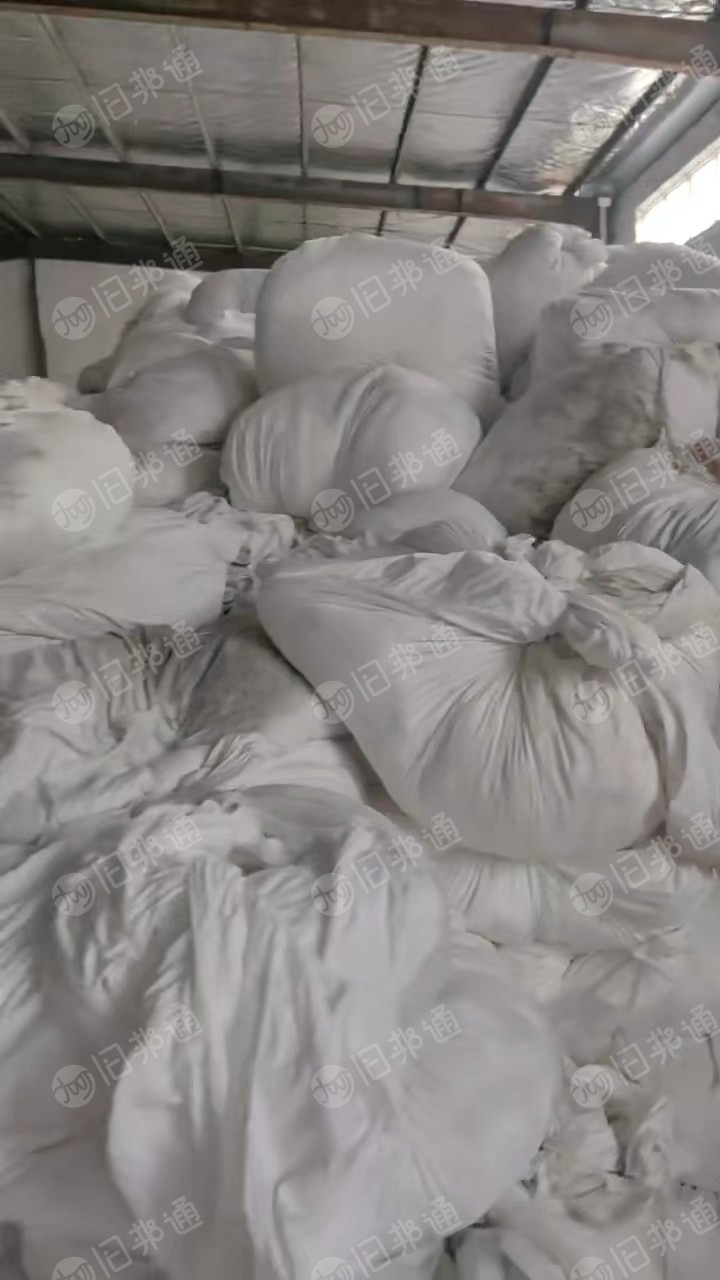 出售染厂下来的白色涤纶废布，涤纶造粒布，有水分，现货有50吨左右，货在浙江湖州