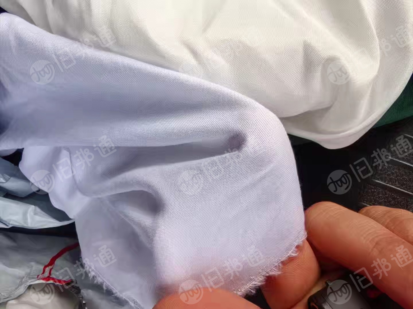 出售染厂下来的白色涤纶废布，涤纶造粒布，有水分，现货有50吨左右，货在浙江湖州