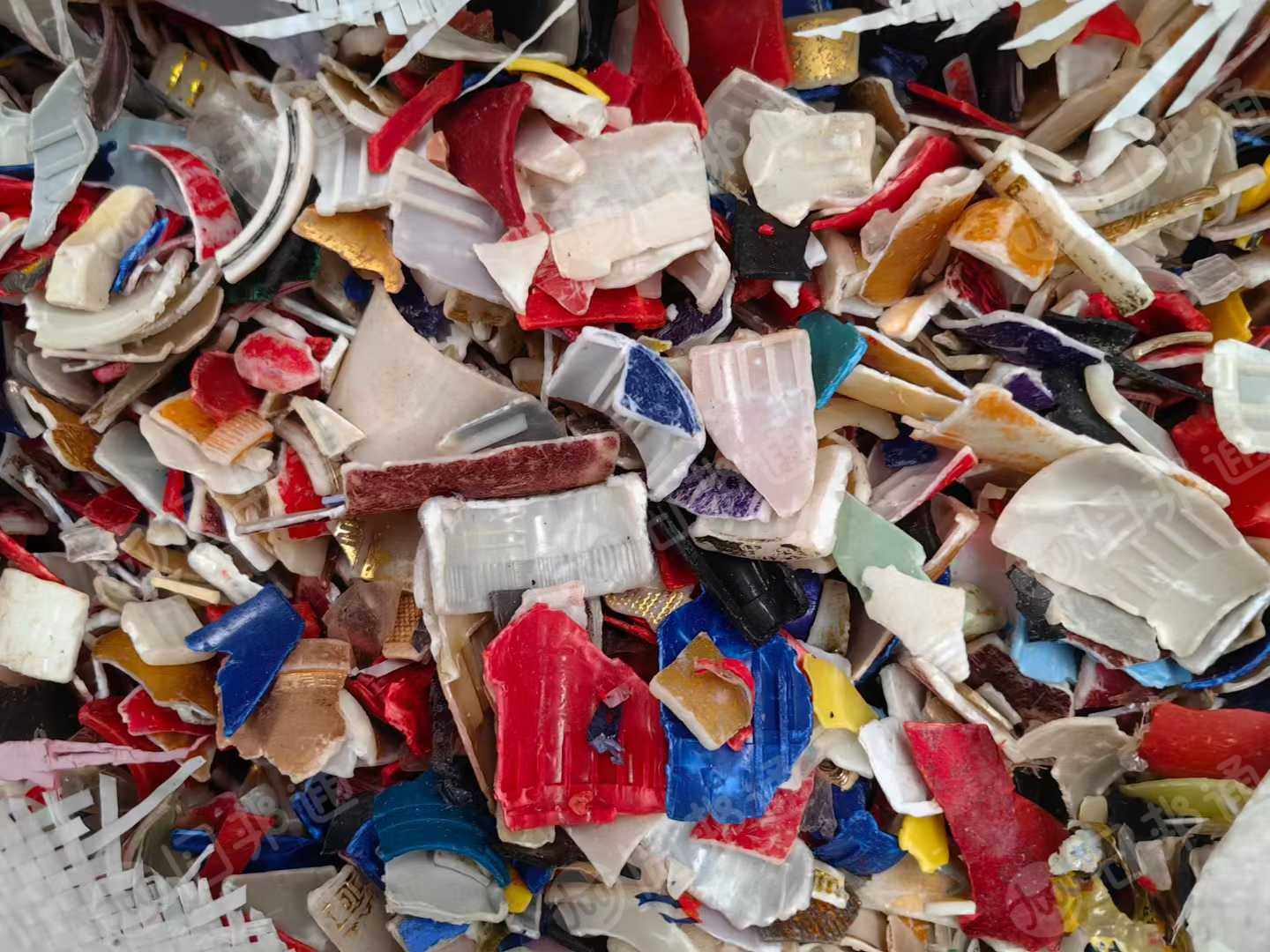 求购ABS酒瓶盖破碎料，ABS电瓶壳破碎料，ABS摩托车壳破碎料