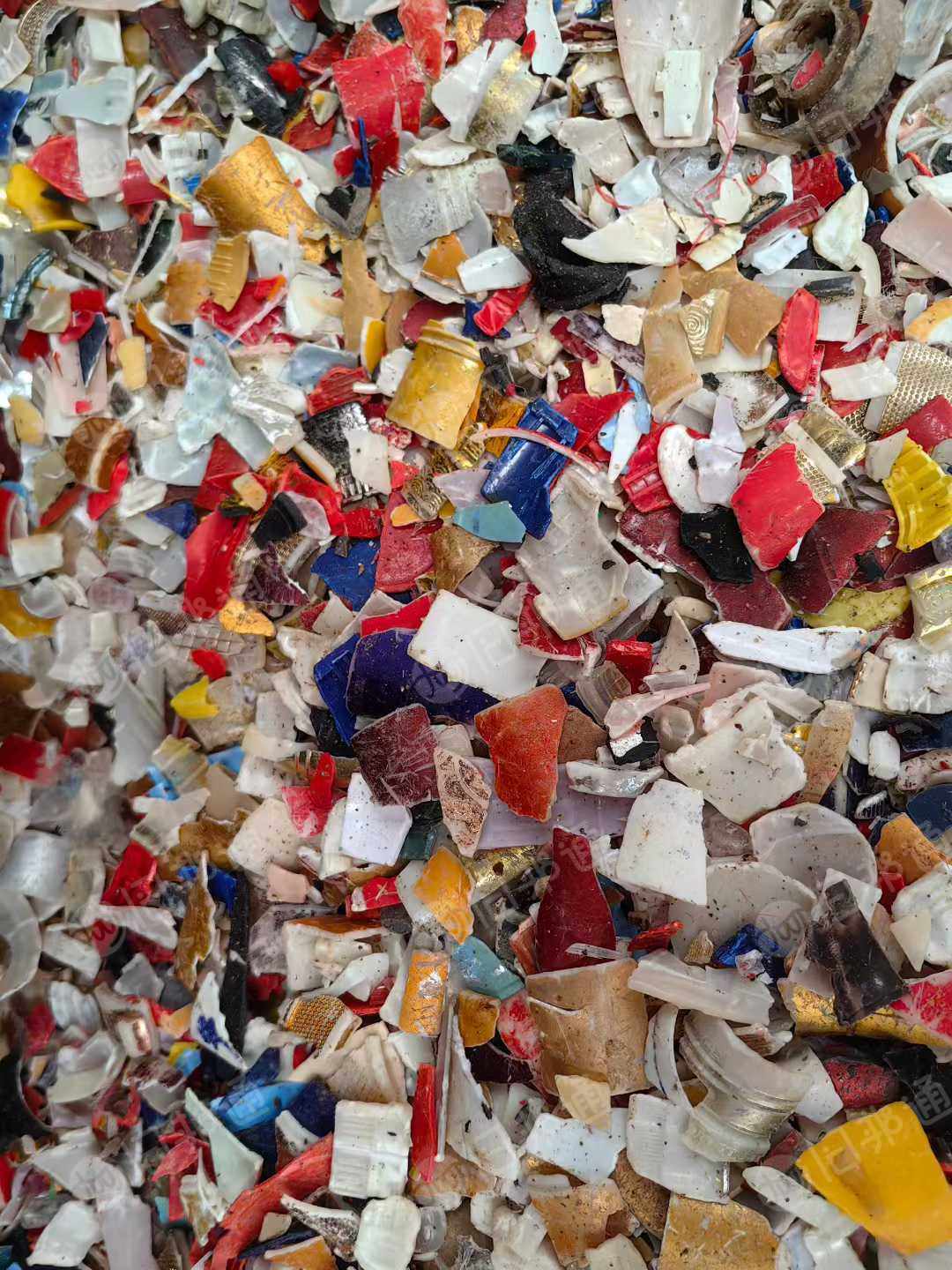 求购ABS酒瓶盖破碎料，ABS电瓶壳破碎料，ABS摩托车壳破碎料