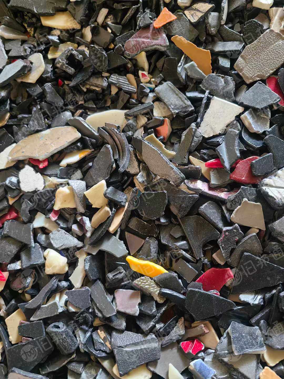 求购ABS酒瓶盖破碎料，ABS电瓶壳破碎料，ABS摩托车壳破碎料