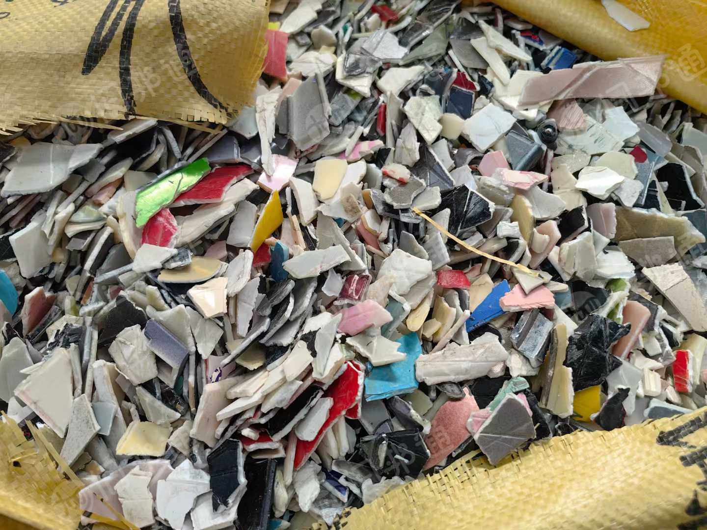 求购ABS酒瓶盖破碎料，ABS电瓶壳破碎料，ABS摩托车壳破碎料