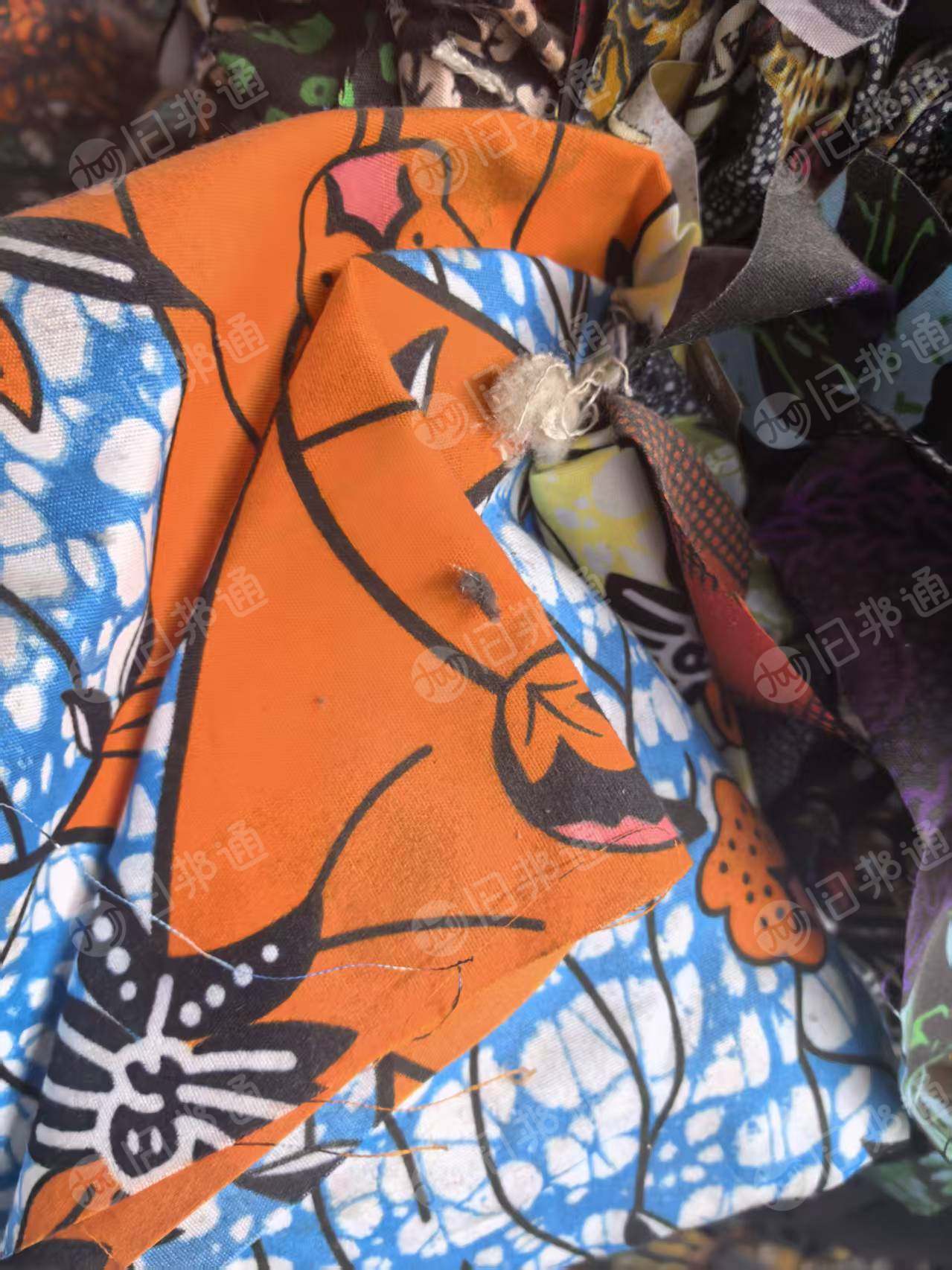 长期大量出售打包好的花色涤纶废布，白色涤纶废布，带轻桨，花色现货30吨，白色20吨