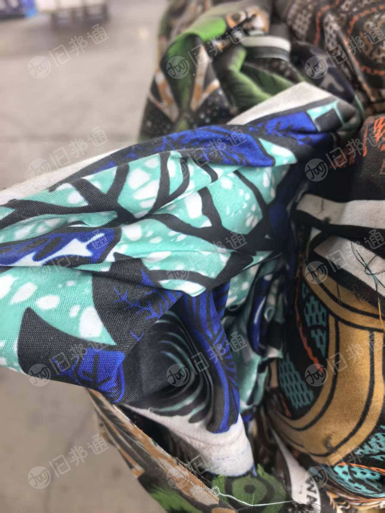 长期大量出售打包好的花色涤纶废布，白色涤纶废布，带轻桨，花色现货30吨，白色20吨