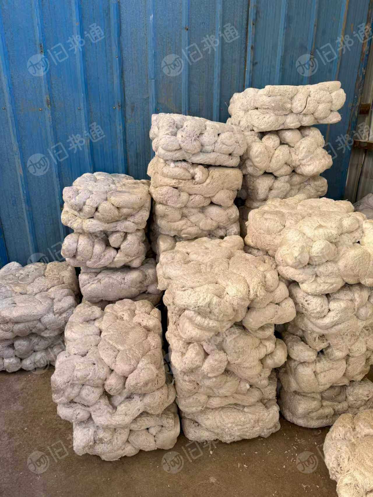 出售热熔块，厂料和社会料一起熔的，可以做茶色颗粒，月供20吨