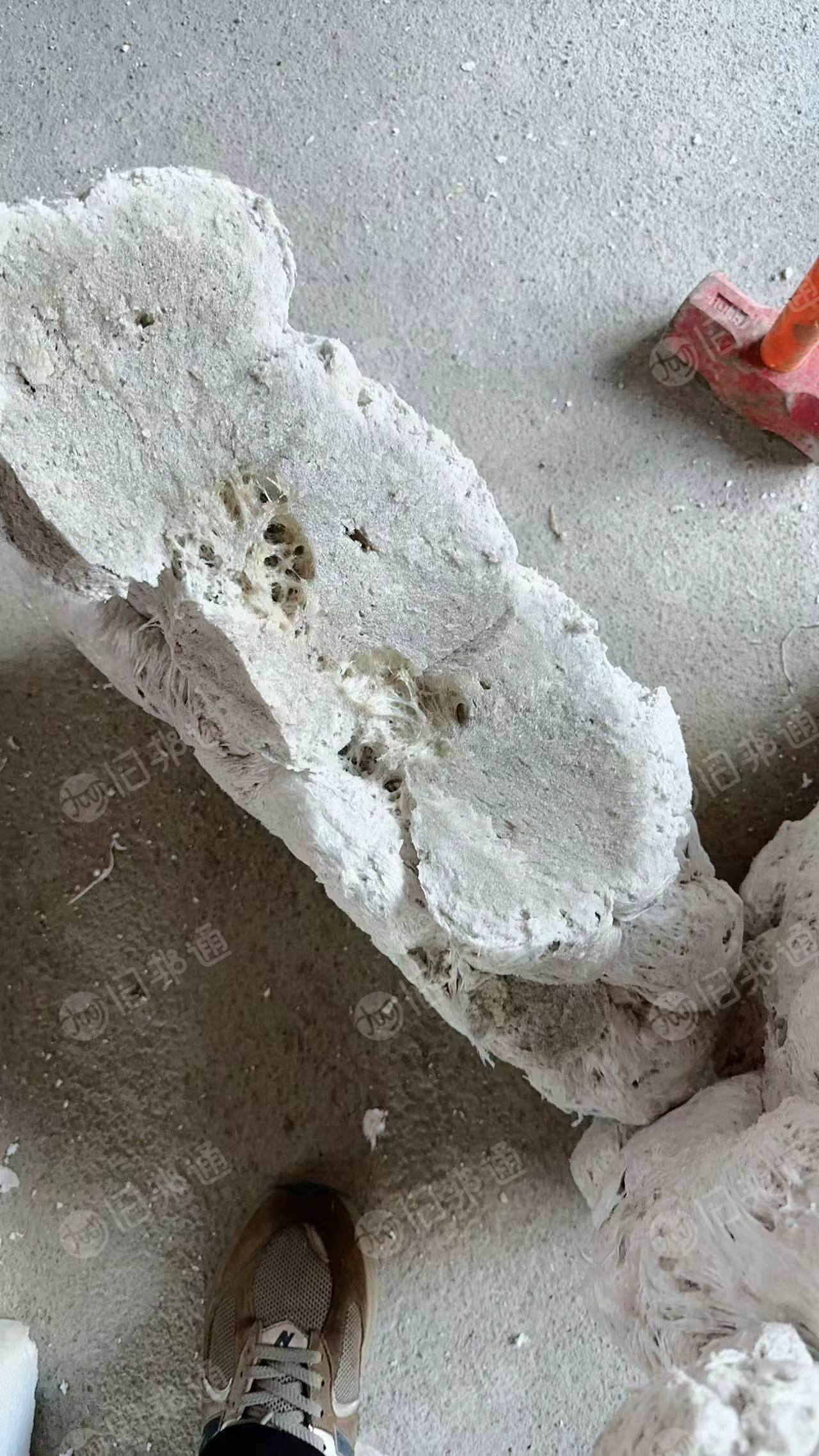 出售热熔块，厂料和社会料一起熔的，可以做茶色颗粒，月供20吨