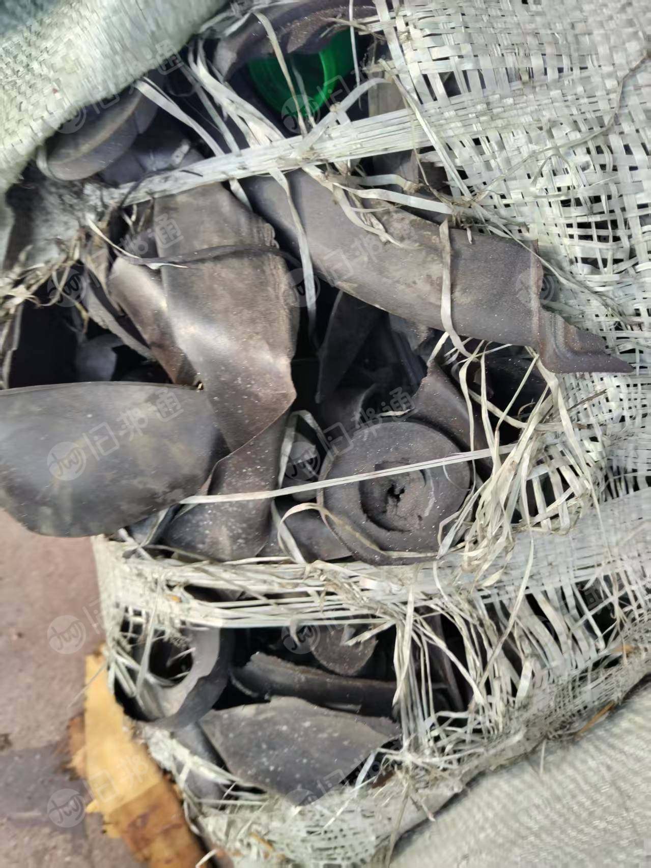 长期出售橡胶边角料，健身器材，哑铃，铃片包胶下脚料