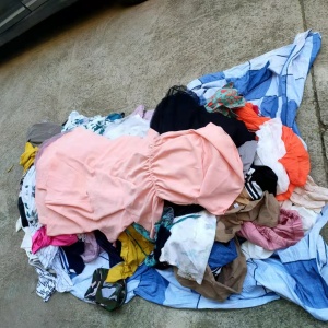 长期出售旧衣服分拣货，夏装A货，现货八九吨
