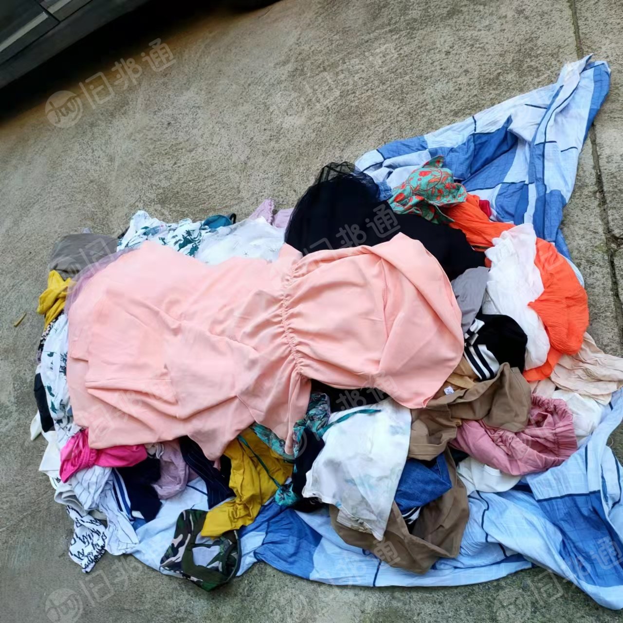 长期出售旧衣服分拣货，夏装A货，现货八九吨