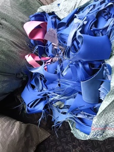 长期出售箱包厂下来的pvc皮革，pvc皮革边角料，现货100多吨