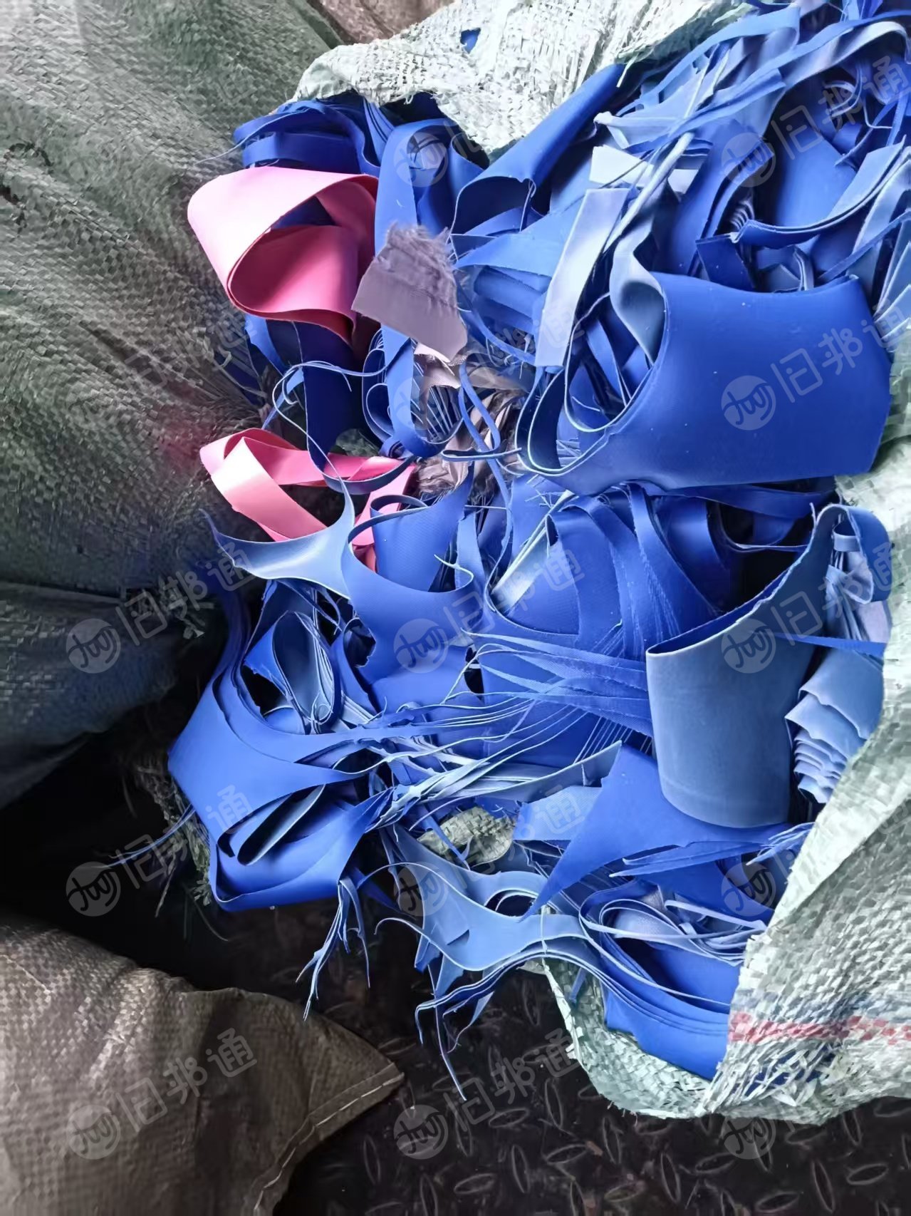 长期出售箱包厂下来的pvc皮革，pvc皮革边角料，现货100多吨