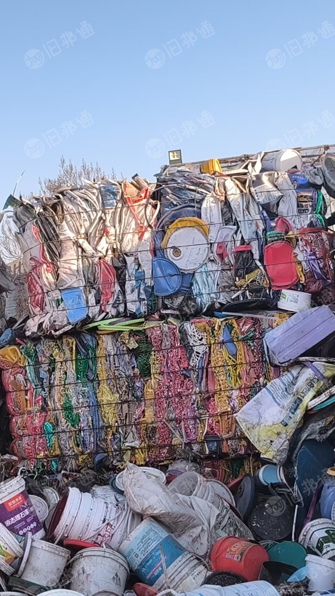 出售涂料桶压块,带铁的,月供30吨