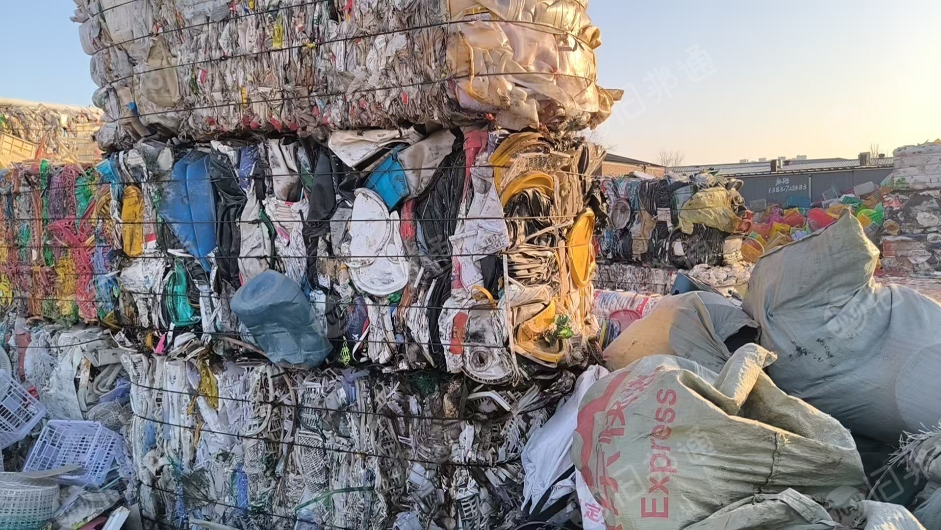 出售涂料桶压块,带铁的,月供30吨