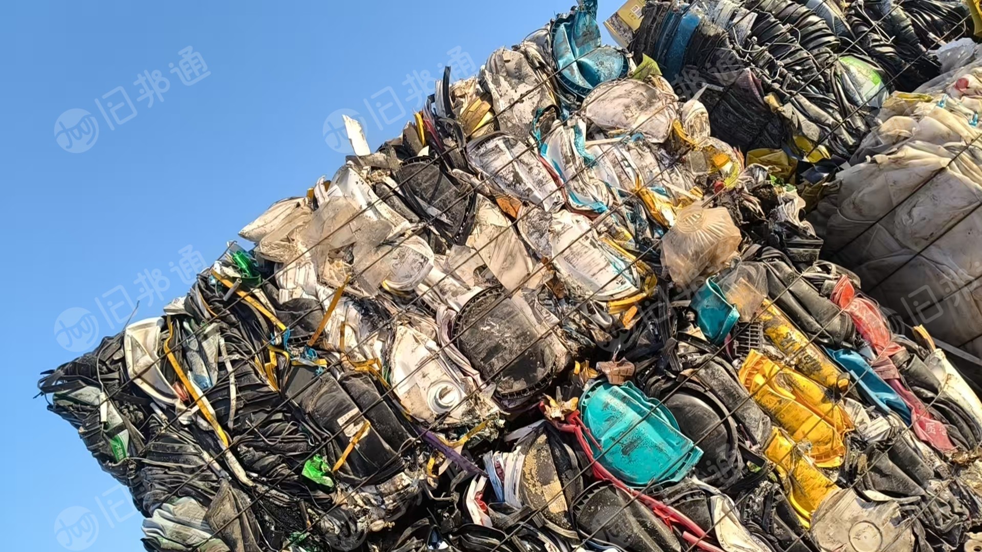 出售涂料桶压块,带铁的,月供30吨