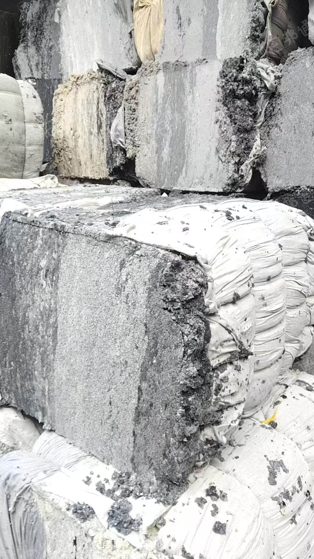 长期出售织布厂下来的废毛，毛毛料，磨毛料，可以当燃烧料，也可以做纸，现货有几十吨