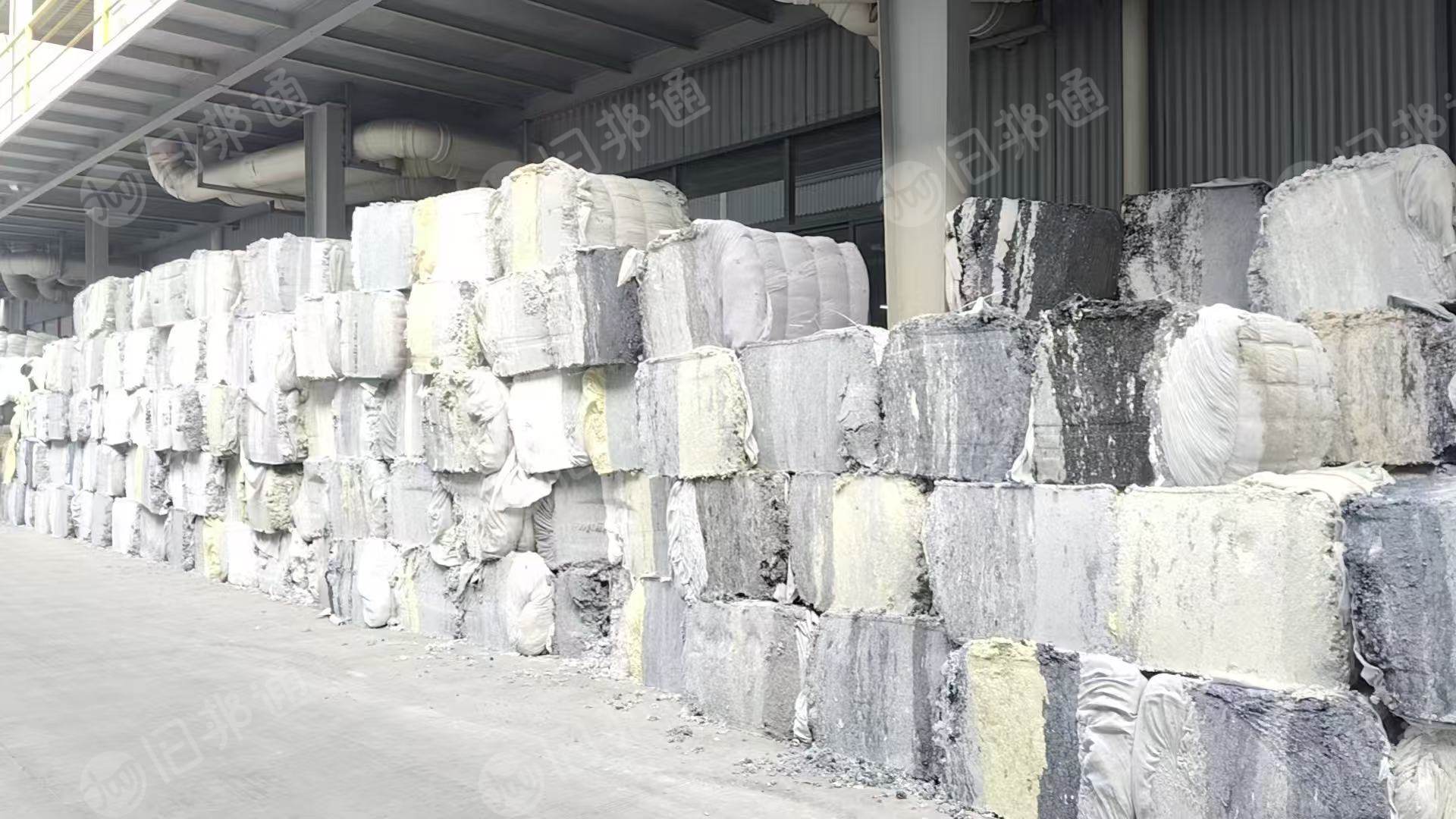 长期出售织布厂下来的废毛，毛毛料，磨毛料，可以当燃烧料，也可以做纸，现货有几十吨