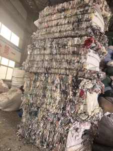 长期出售涤纶花毛，杂色涤纶毛毛料，磨毛料，不含水分，现货有9.6米一车，货在江苏宿迁