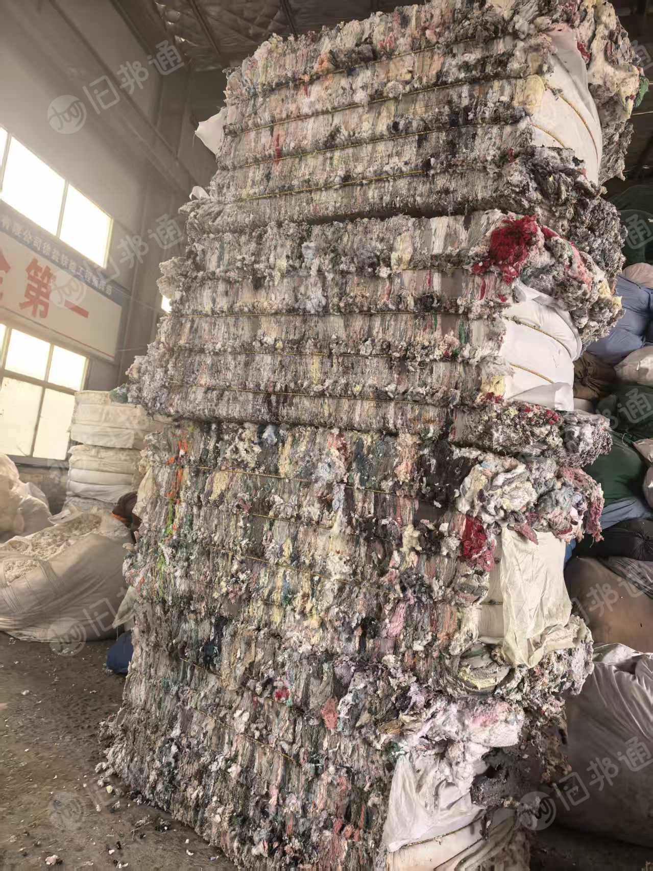 长期出售涤纶花毛，杂色涤纶毛毛料，磨毛料，不含水分，现货有9.6米一车，货在江苏宿迁