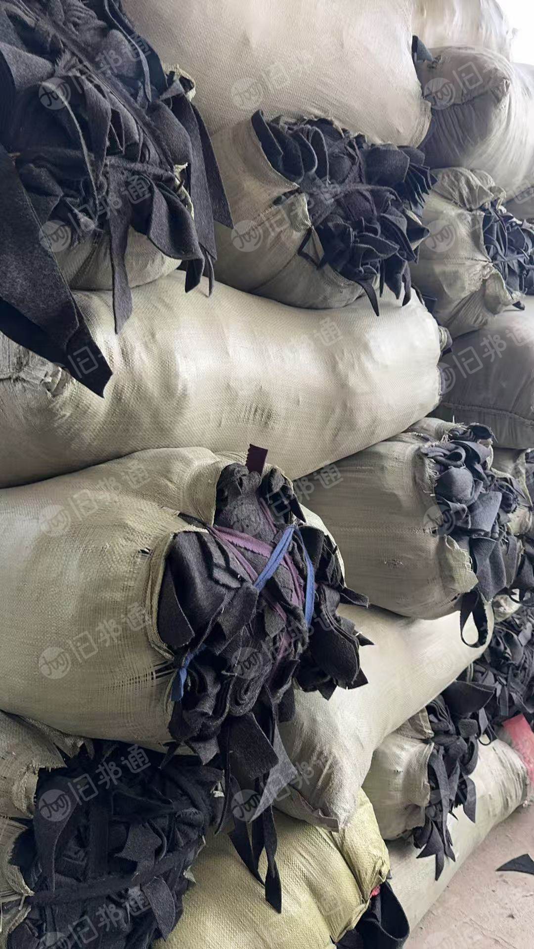 长期大量出售羊毛下脚料，按颜色分类好，含毛量90以上，可以开毛用，每个月有50吨以上