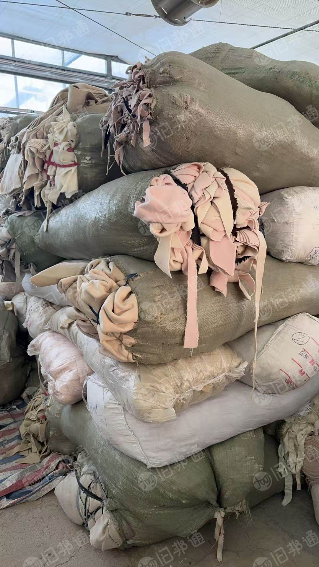 长期大量出售羊毛下脚料，按颜色分类好，含毛量90以上，可以开毛用，每个月有50吨以上