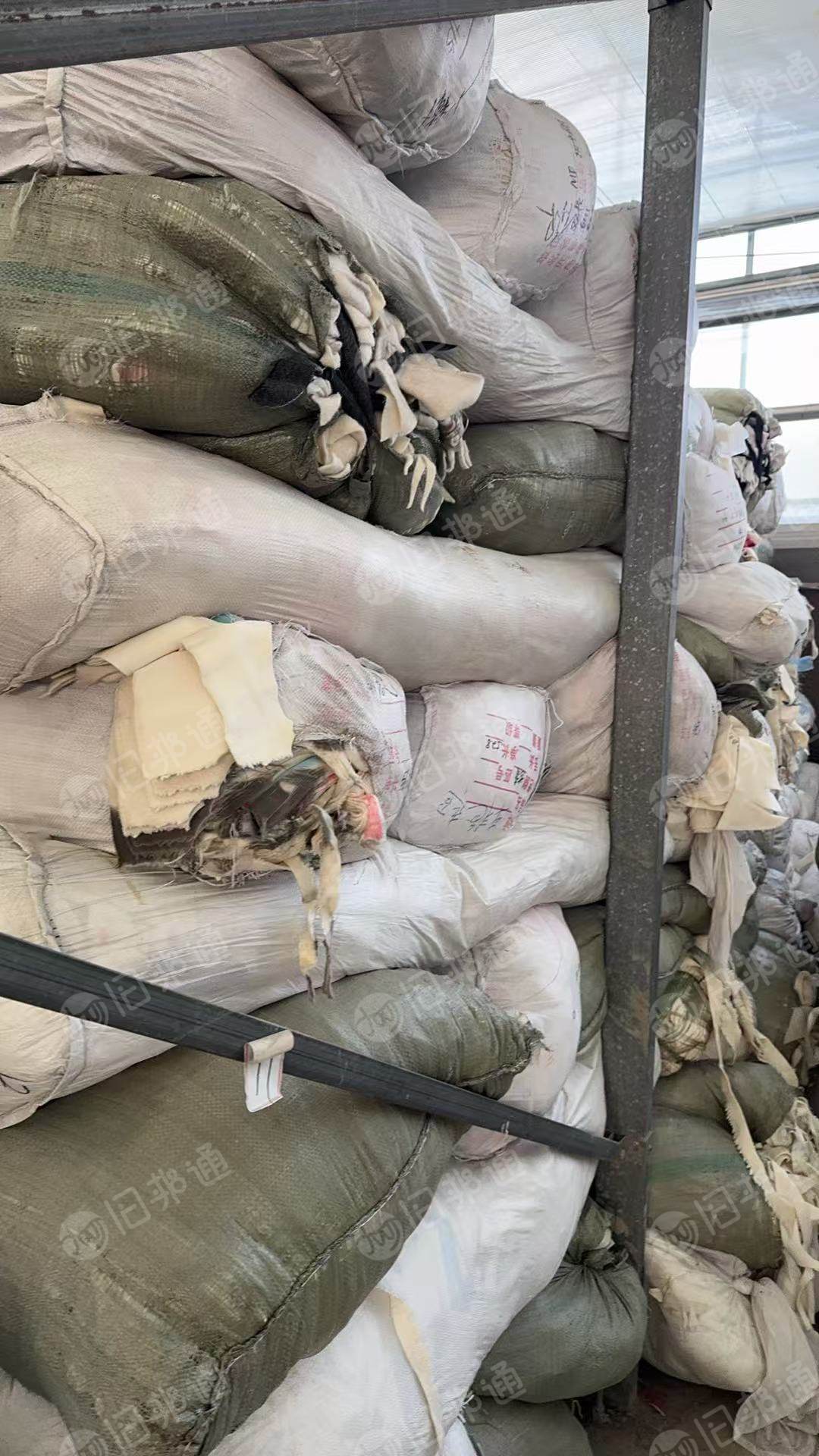 长期大量出售羊毛下脚料，按颜色分类好，含毛量90以上，可以开毛用，每个月有50吨以上