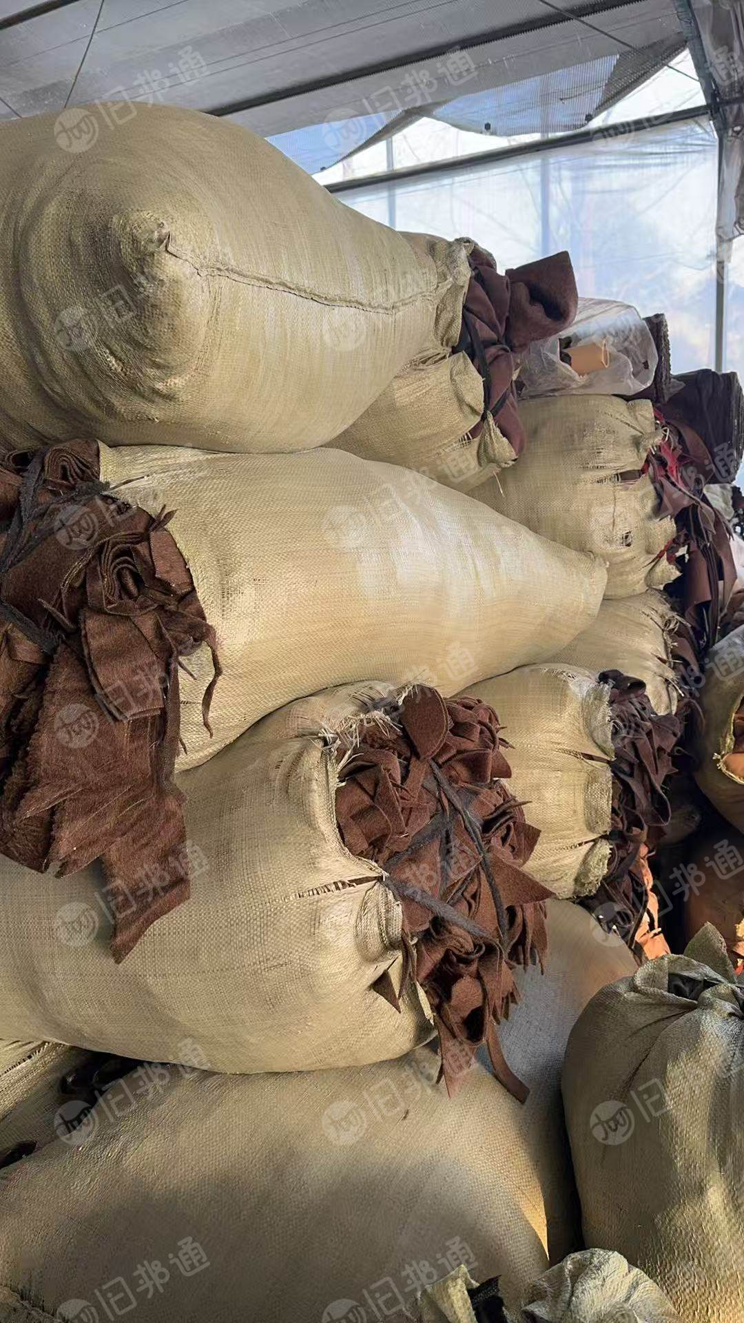 长期大量出售羊毛下脚料，按颜色分类好，含毛量90以上，可以开毛用，每个月有50吨以上