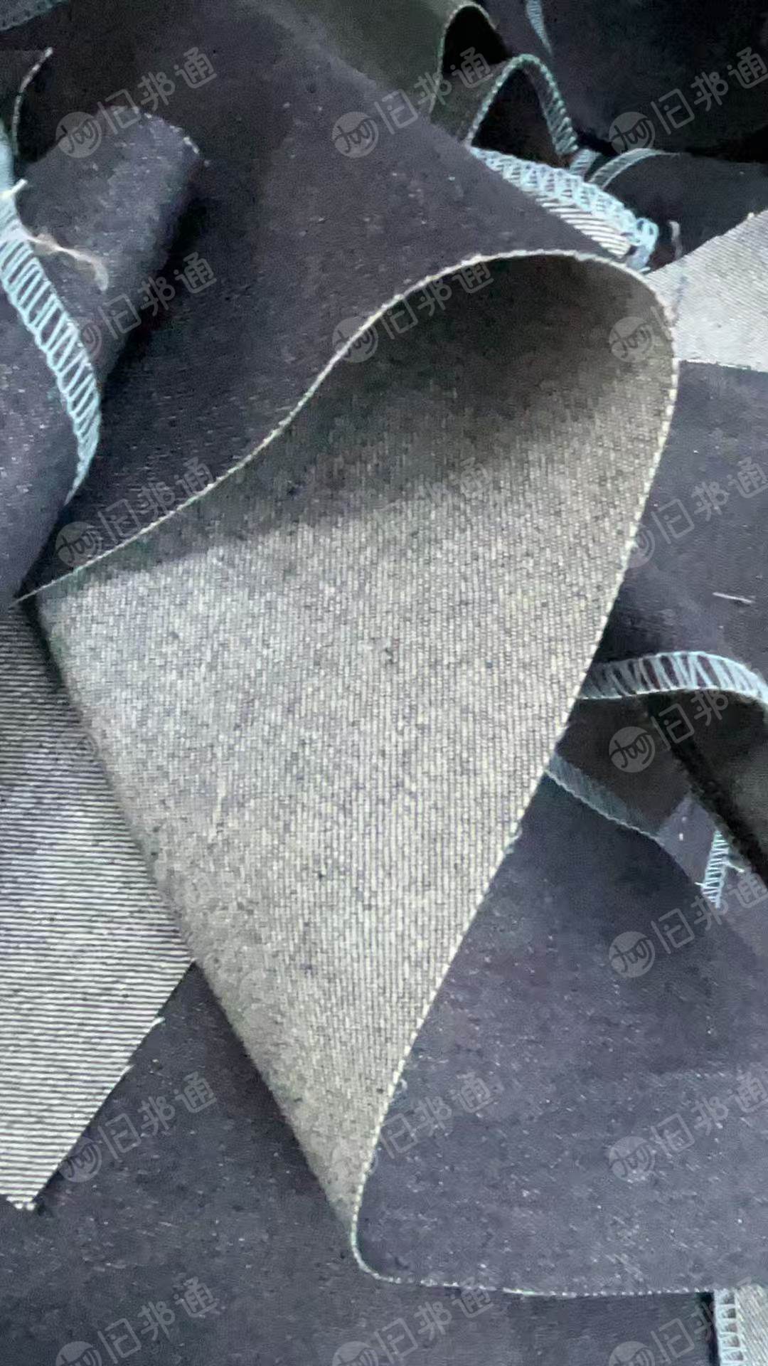 长期出售服装厂下来的涤棉牛仔废布，牛仔边角料，35棉65涤，现货十吨