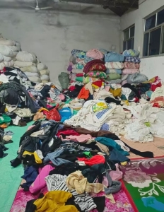 长期出售旧衣服分拣货，旧衣服货，厂在山东烟台