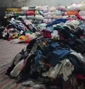 长期出售旧衣服统货，有把垃圾衣服挑拣出来，月供3车9米6，货在福建三明