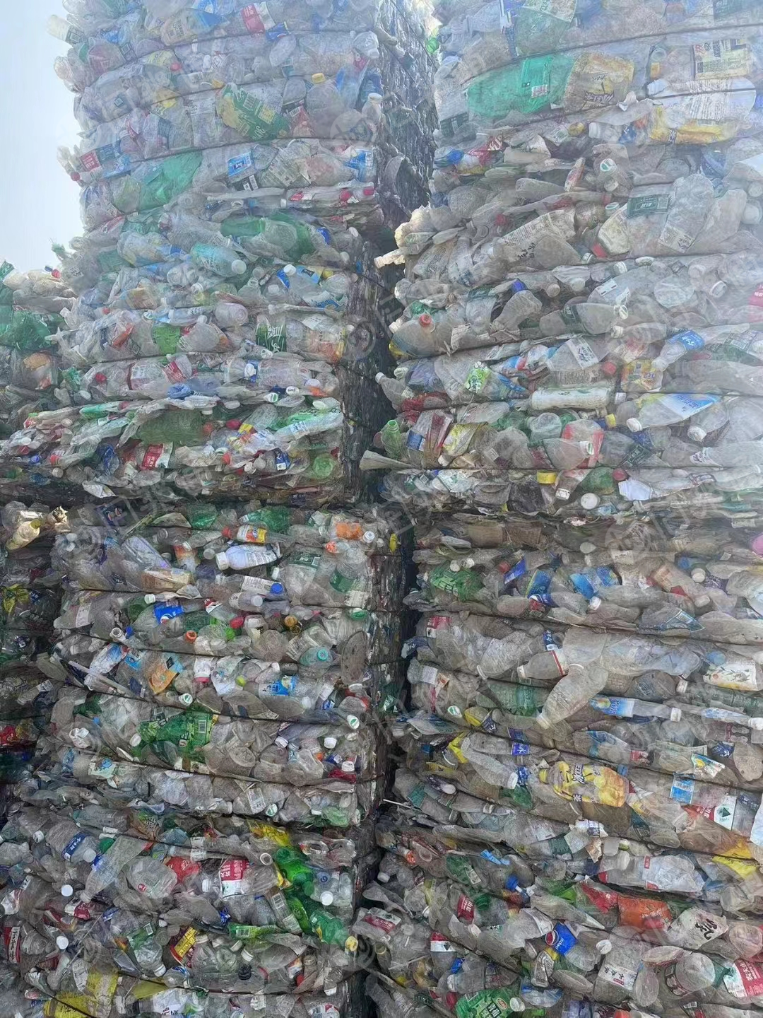 出售三色瓶砖料，月供60吨