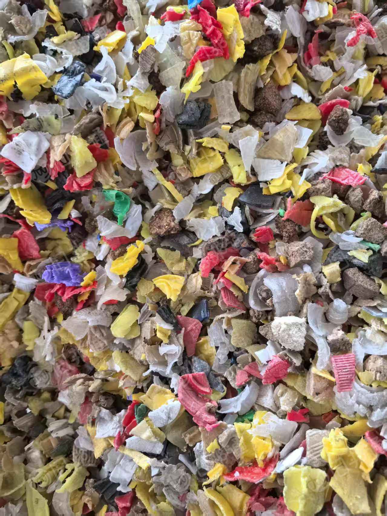 出售瓶盖破碎料，有高低压有ABS有PC，没有分拣过，现货30几吨，干破的