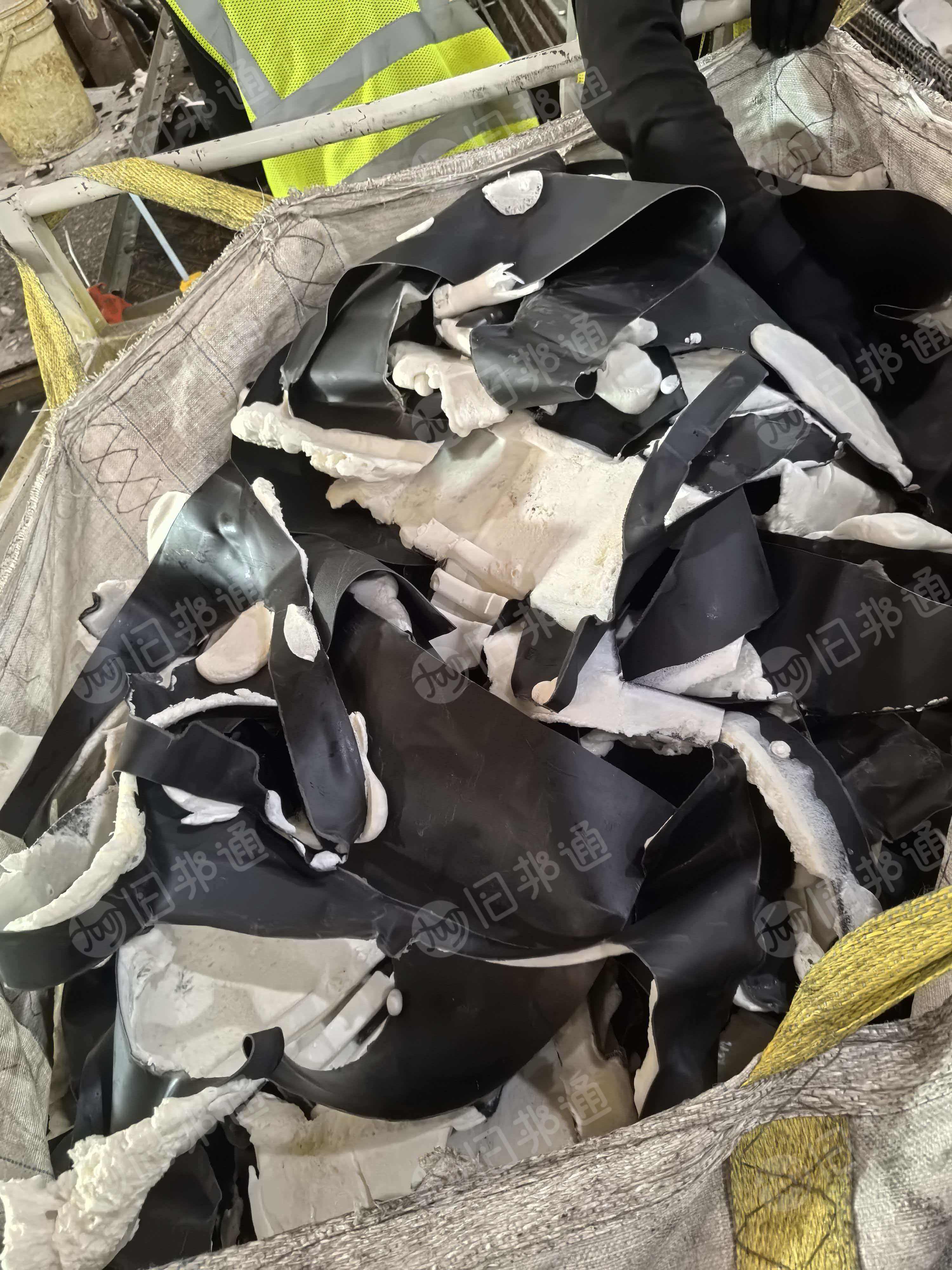 出售EVA废料，汽车脚垫下来的，上面有泡沫没有做分离，月供几十吨