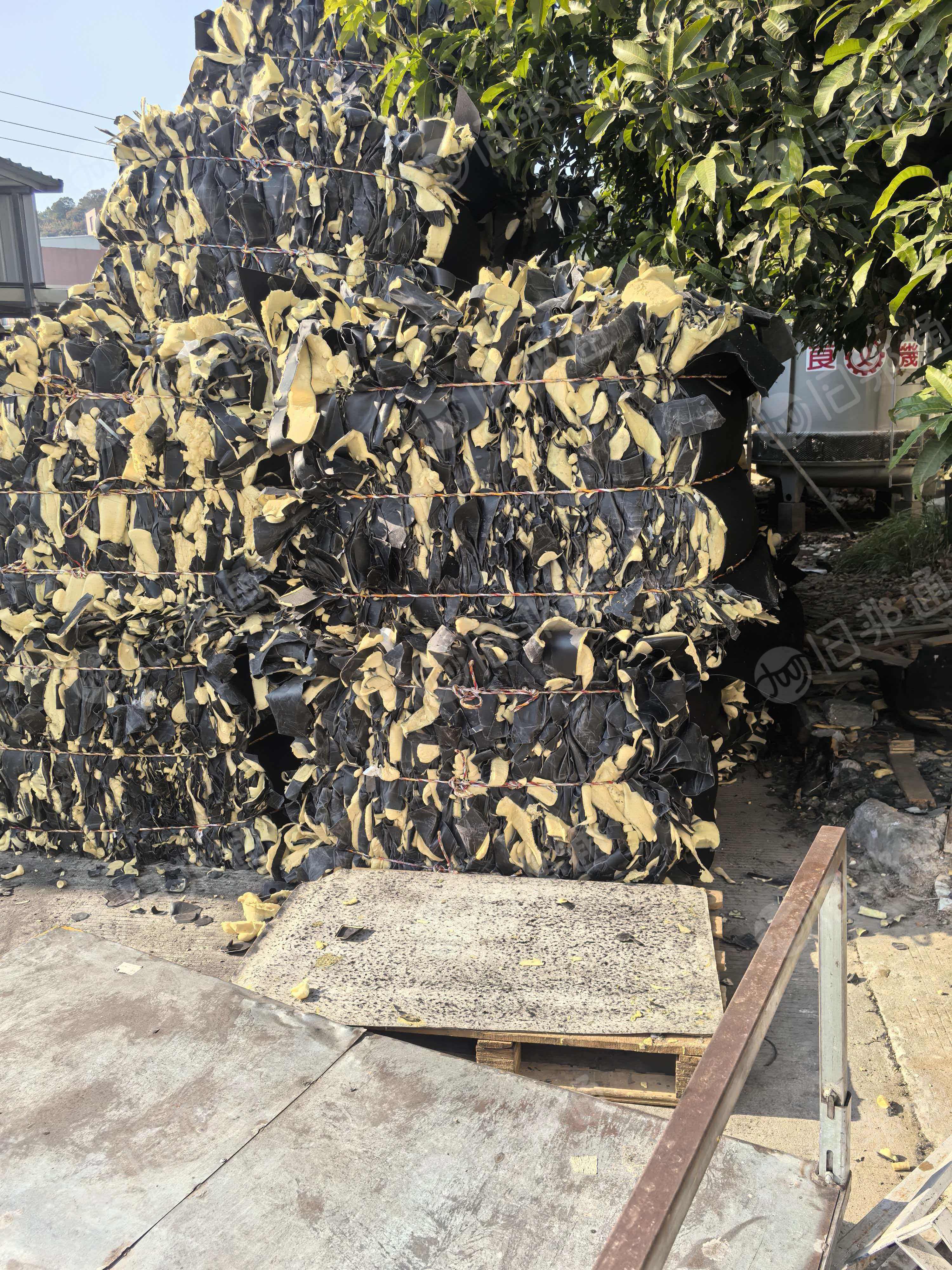 出售EVA废料，汽车脚垫下来的，上面有泡沫没有做分离，月供几十吨