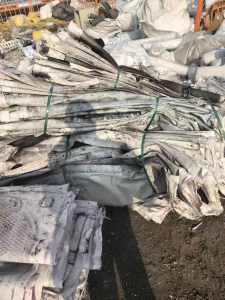 长期出售未清洗的涤纶过滤布，涤纶滤布，上面含铁粉，现货两挂车