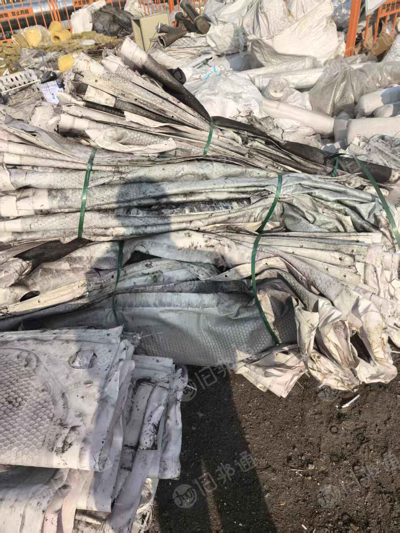 长期出售未清洗的涤纶过滤布，涤纶滤布，上面含铁粉，现货两挂车