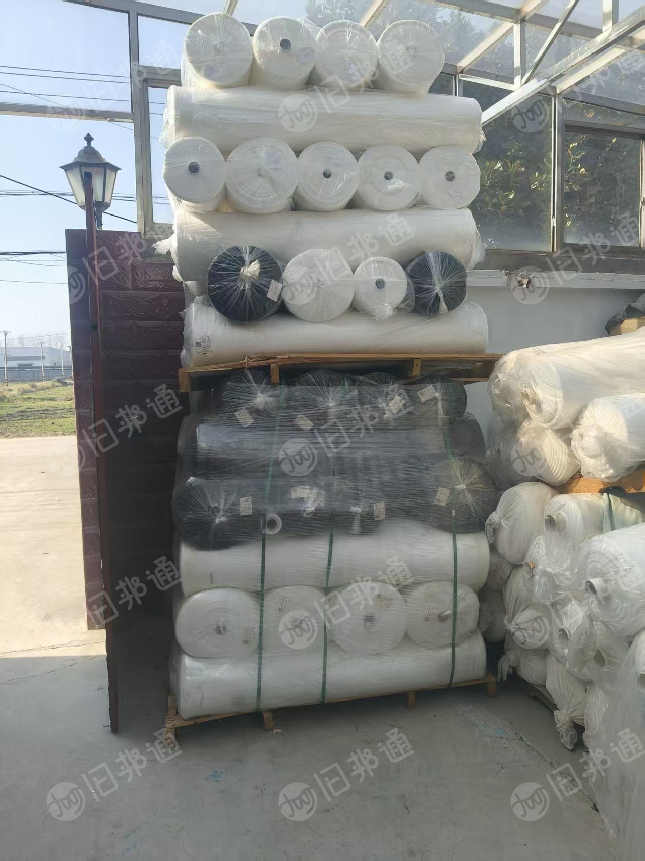 出售涤纶布，涤纶小卷布，涤纶库存布，有白色黑色两种