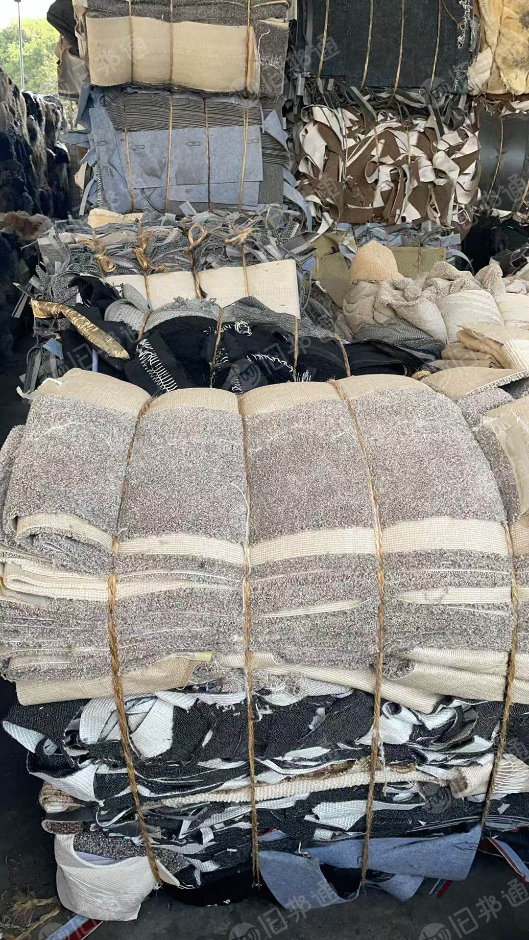 长期出售办公室地毯下脚料，pvc复合pet地毯边角料，现货几十吨